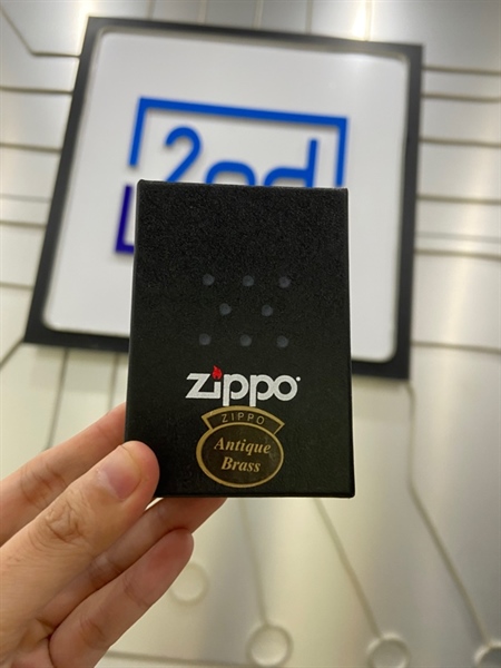 Zippo Where Eagles Dare Emblem Brushed Brass - Màu vàng - Ngoại hình: 97% - Kèm Box