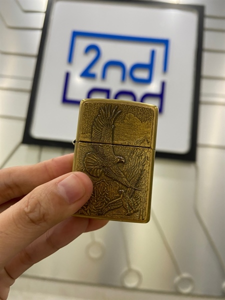 Zippo Where Eagles Dare Emblem Brushed Brass - Màu vàng - Ngoại hình: 97% - Kèm Box 1