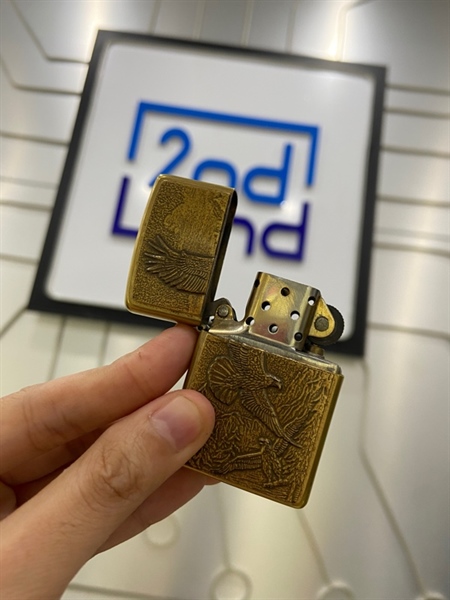 Zippo Where Eagles Dare Emblem Brushed Brass - Màu vàng - Ngoại hình: 97% - Kèm Box 2