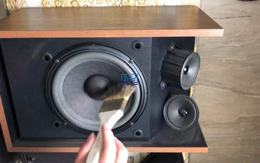 Cách vệ sinh loa bluetooth 8
